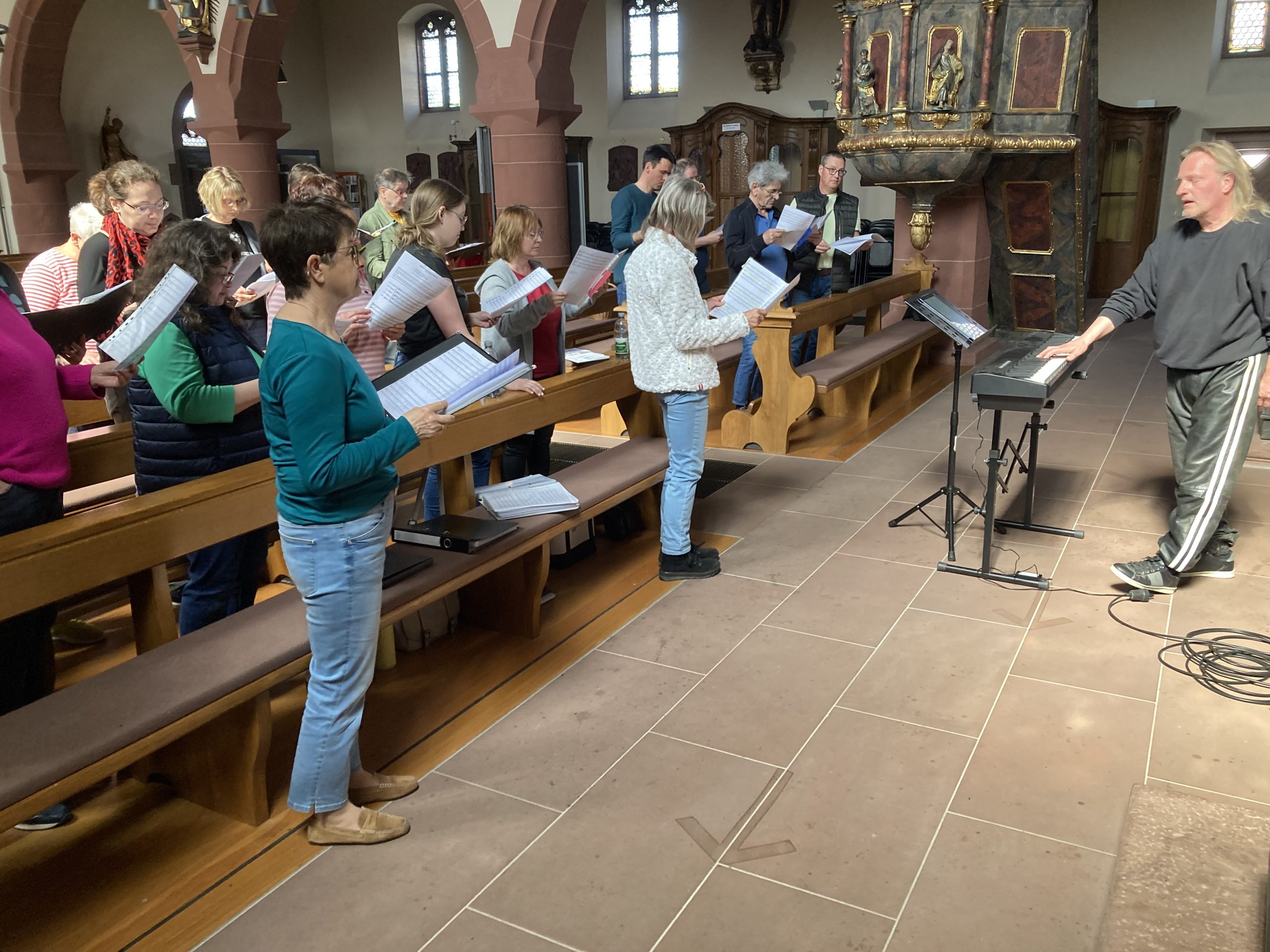 Ensemble 96 Chor bei Probe in Kirche