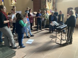 Ensemble 96 Durmersheim mit Chorleiter bei Probe in Kirche